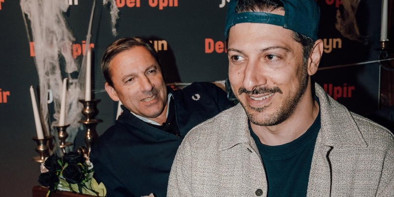 Rocko Schamoni Fahri Yardim Der Upir - Foto: Joyn/BECKER FILMS, presseportal.de