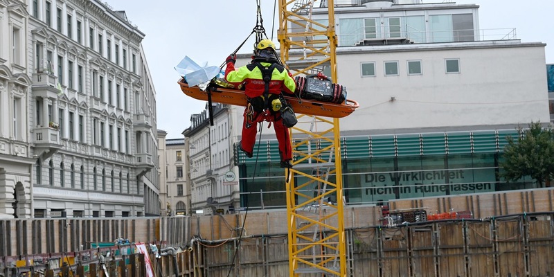 FW-M: Baugerüst stürzt auf Arbeiter (Altstadt-Lehel) - Foto: presseportal.de