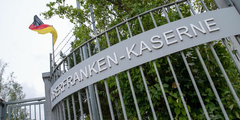 Ein 27 Jahre alter Syrer soll geplant haben, mit zwei Macheten möglichst viele Soldaten in der Innenstadt von Hof zu töten. - Foto: Pia Bayer/dpa