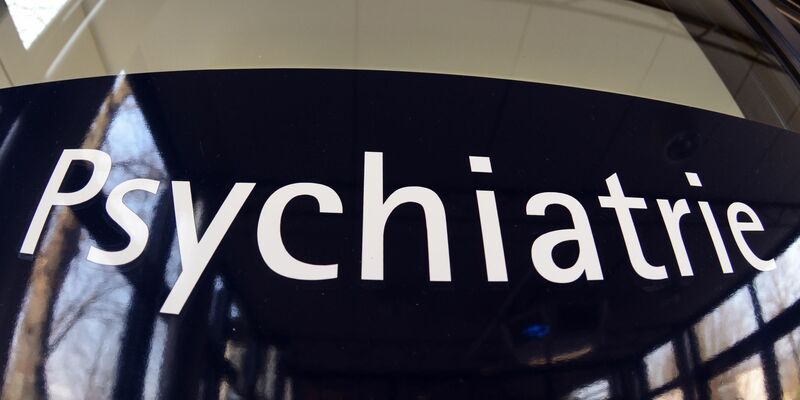 Die Generalstaatsanwaltschaft München hat gegen einen 15-Jährigen Anklage erhoben. Er soll in einer psychiatrischen Klinik einen Siebenjährigen erstochen haben. (Archivbild) - Foto: picture alliance / dpa