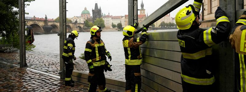 Feuerwehrleute in Tschechiens Hauptstadt Prag treffen Vorbereitungen angesichts vieler Regenmassen. - Foto: Petr David Josek/AP