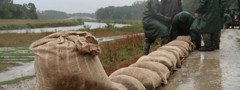 Soldaten in der Slowakei verlegen Sandsäcke, um einen Damm vorbeugend zu verstärken. - Foto: Ondrej Hercegh/TASR/dpa