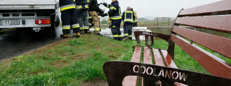 Feuerwehrleute in Polen errichten mit Sandsäcken eine Barriere gegen das drohende Hochwasser in der Nähe des Flusses Barycz in Odolanow. - Foto: Tomasz Wojtasik/PAP/dpa