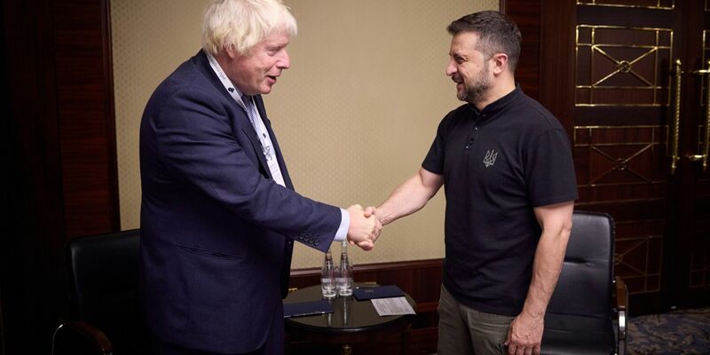 Alte Freunde: Selenskyj hat den britischen Ex-Premier Boris Johnson empfangen (aktuelles Foto). - Foto: Uncredited/Ukrainian Presidential Press Office/AP