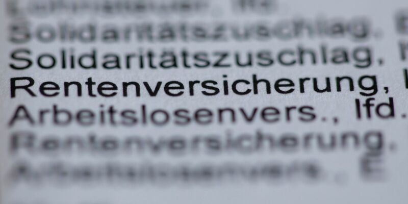 Die Beitragsbemessungsgrenze in der Rentenversicherung liegt aktuell bei 7550 Euro im Westen und 7450 Euro im Osten - künftig soll sie deutlich steigen auf 8050 Euro im Monat. (Symbolbild) - Foto: Jens Büttner/dpa-Zentralbild/ZB