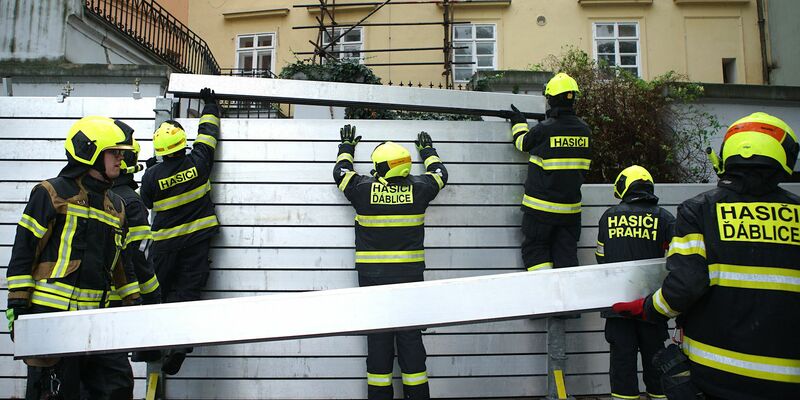 Feuerwehrleute bauen eine Hochwassersperre entlang der Moldau in Prag. - Foto: Dana Kesnerova/XinHua/dpa