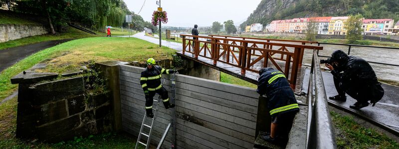 Entlang der Flüsse in Tschechien haben sich die Menschen auf Hochwasser vorbereitet. - Foto: Hájek Ondøej/CTK/dpa