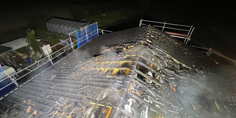 FW Rheurdt: Feuerwehr bekämpft massiven Dachstuhlbrand - Foto: presseportal.de