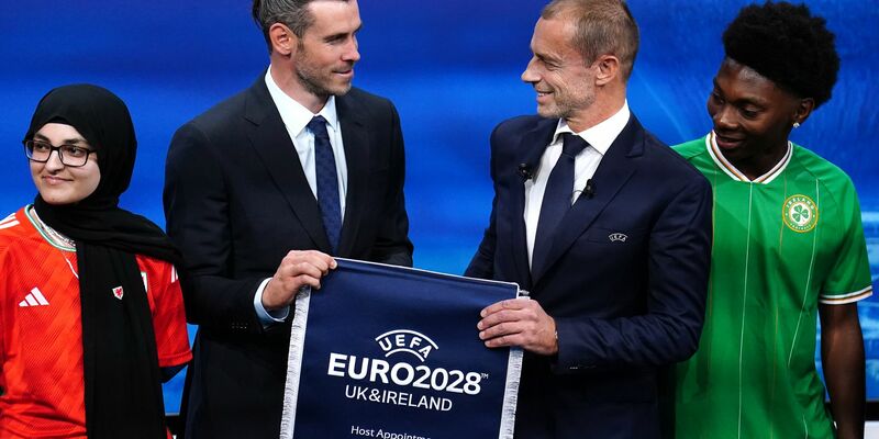 Bei der Vergabe der EM 2028 freuten sich der Waliser Gareth Bale (l) und UEFA-Präsident Aleksander Ceferin auf ein Turnier mit fünf Ausrichtern - nun wackelt Nordirland. - Foto: Mike Egerton/PA Wire/dpa