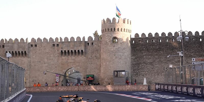 Lando Norris kann in Baku auf eine erfolgreiche Aufholjagd hoffen. - Foto: Hasan Bratic/dpa