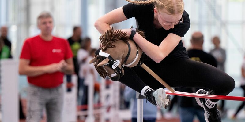 Beim Hobby-Horsing braucht es Ausdauer - die Sportart kommt aus Finnland. (Archivbild) - Foto: Boris Roessler/dpa