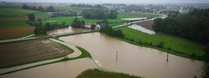 Mehrere Gemeinden in Österreich wurden bereits zum Katastrophengebiet erklärt. - Foto: Daniel Scharinger/APA/dpa