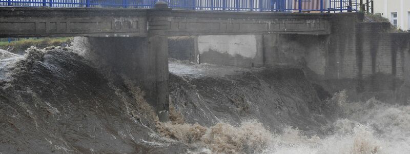 Der Fluss in der tschechischen Gemeinde Bìlá ist zu einem reißenden Strom angeschwollen. - Foto: Peøina Ludìk/CTK/dpa