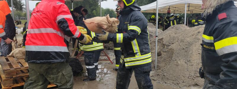 In Niederösterreich sind die Feuerwehren zu zahlreichen Einsätzen ausgerückt. In mehreren Gemeinden wurde der mobile Hochwasserschutz aufgebaut. - Foto: FF HADERSDORF AM KAMP/dpa