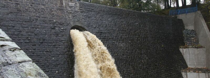 Der hohe Wasserstand des Flusses Zloty Potok im Südwesten Polens strömt durch eine Sperrmauer. Die Region um die Stadt Oppeln ist am stärksten vom Unwetter betroffen. - Foto: Krzysztof Swiderski/PAP/dpa