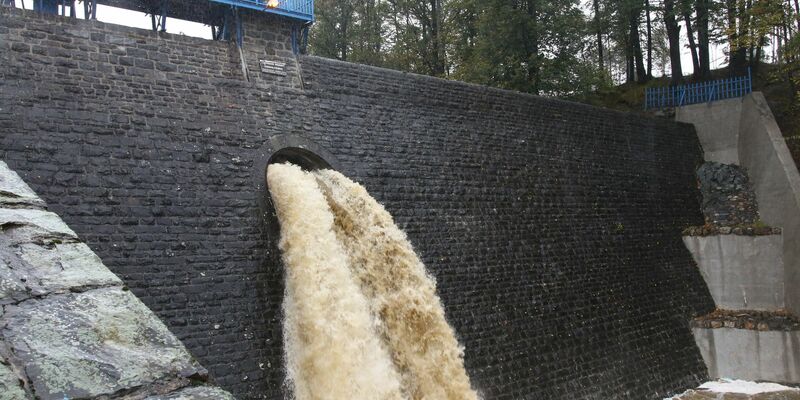 Polen Regierungschef Donald Tusk besucht die vom Hochwasser betroffene Region im Südwesten des Landes. - Foto: Krzysztof Swiderski/PAP/dpa