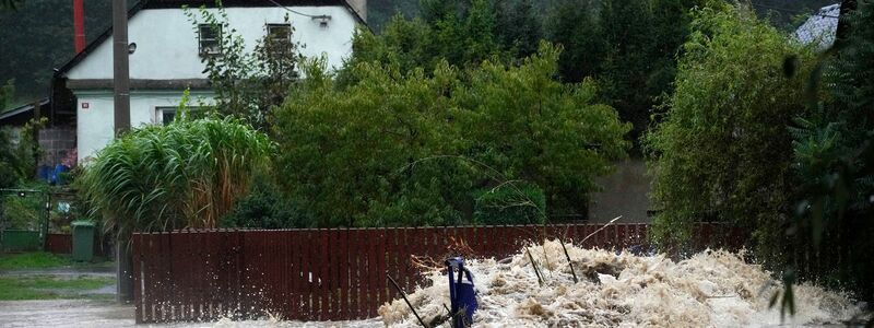 Trümmer sammeln sich am Fluss Opavice. - Foto: Petr David Josek/AP