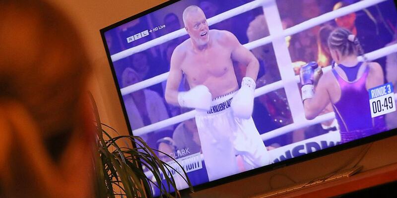 Frau sieht Boxkampf Stefan Raab gegen Regina Halmich auf RTL am 14.09.2024 - Foto: über dts Nachrichtenagentur