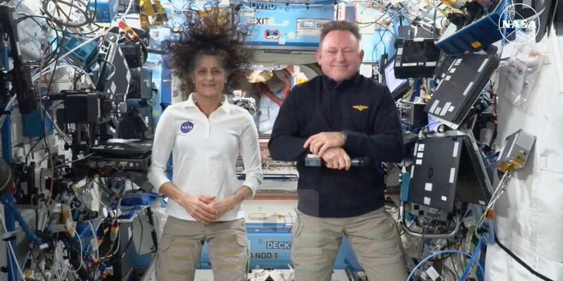 Auf einer Nasa-Pressekonferenz mit Schaltung zur ISS zeigten sich die zwei gestrandeten Astronauten gut gelaunt. - Foto: Uncredited/NASA/AP/dpa