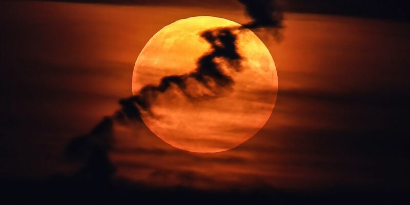 Der Erdtrabant zeigt sich sehr nah in vollem Rund. (Archivbild) - Foto: Artem Priakhin/SOPA Images/ZUMA Press Wire/dpa