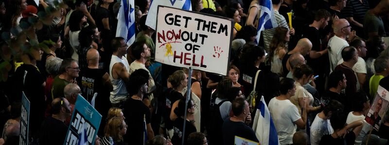 Protest für einen Geisel-Deal in Tel Aviv. - Foto: Mahmoud Illean/AP/dpa