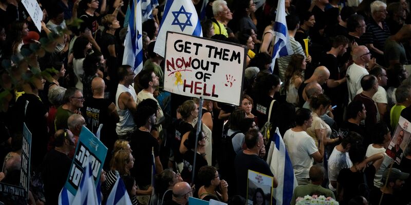 Demonstranten fordern die Freilassung von Geiseln im Gazastreifen - Foto: Mahmoud Illean/AP/dpa
