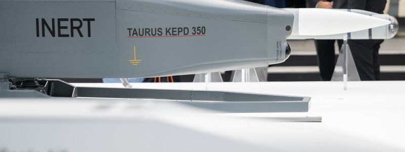 Ein Modell des Marschflugkörpers Taurus. (Archivbild) - Foto: Sebastian Christoph Gollnow/dpa