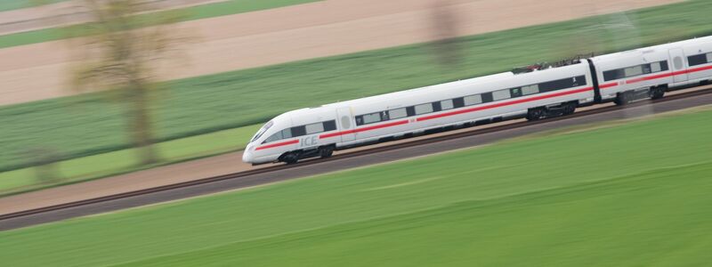 Rund jeder dritte Fernzug der Deutschen Bahn war im vergangenen Jahr unpünktlich. (Archivbild) - Foto: Julian Stratenschulte/dpa