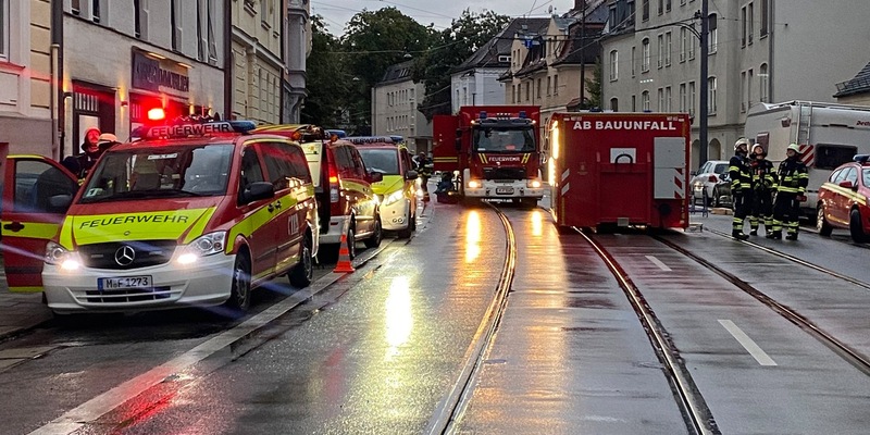 FW-M: Kran stürzt auf Wohnhäuser (Bogenhausen) - Foto: presseportal.de
