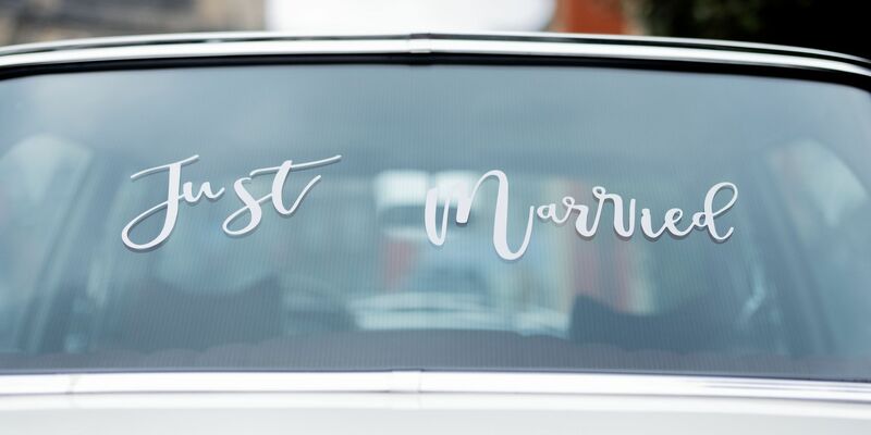 Ein Unfall im Brautauto - Glück im Unglück hatte ein frisch vermähltes Paar in Oberbayern. (Symbolbild) - Foto: Rolf Vennenbernd/dpa