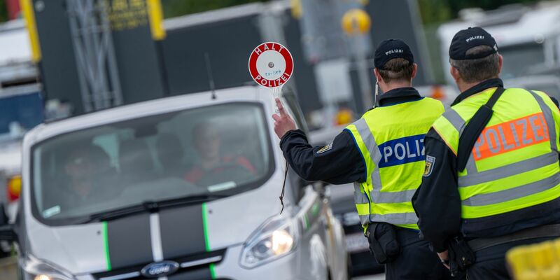 Bundesinnenministerin Nancy Faeser will dafür sorgen, «dass die Menschen in den Grenzregionen, Pendler, Handel und Wirtschaft so wenig wie möglich von den Kontrollen beeinträchtigt werden». - Foto: Peter Kneffel/dpa