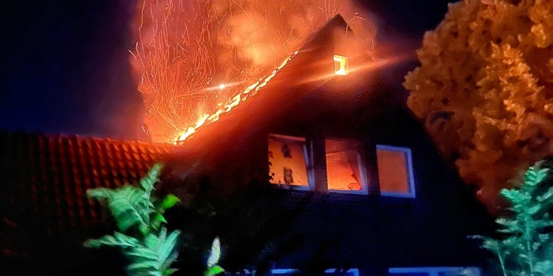 FW-NE: Dachstuhlbrand in leerstehendem Einfamilienhaus | Keine Verletzten - Foto: presseportal.de