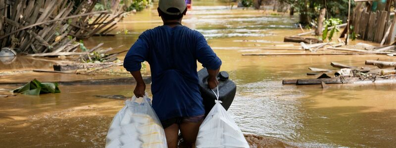 Auch die Menschen in Myanmar kämpfen mit Überflutungen. - Foto: Aung Shine Oo/AP/dpa