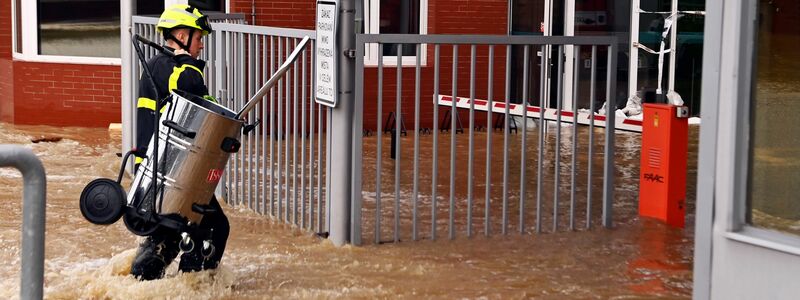 Ein Feuerwehrmann watet durch überflutete Straßen in der Stadt Opava. - Foto: Jaroslav Ozana/CTK/AP/dpa