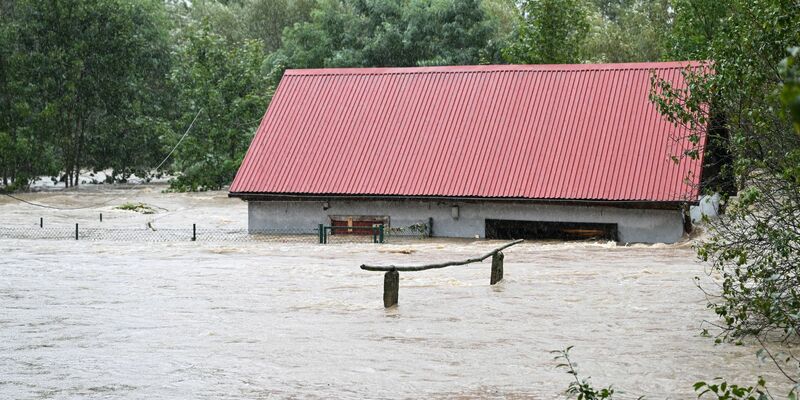 Unwetter mit schweren Regenfällen haben massive Zerstörungen im Südwesten Polens angerichtet. Jetzt bereitet sich auch die Stadt Breslau auf die Flut vor. (Foto Aktuell) - Foto: Maciej Kulczynski/PAP/dpa
