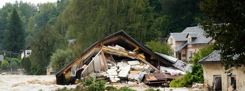 Ein Haus in Jesenik wurde durch die starken Überschwemmungen zerstört. - Foto: Petr David Josek/AP/dpa