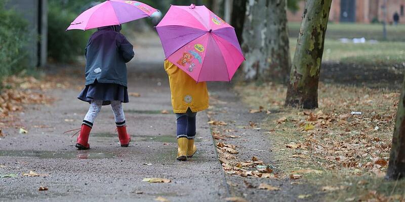 Zwei Kleinkinder bei Herbstanfang (Archiv) - Foto: über dts Nachrichtenagentur