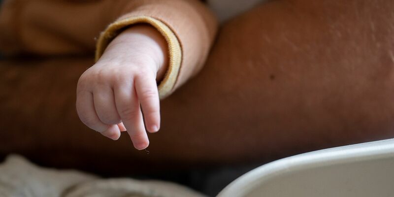 Die Familienstartzeit würde vor allem Männern zugute kommen. - Foto: Sebastian Gollnow/dpa
