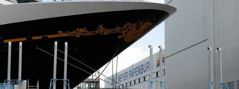 Das Kreuzfahrtschiff «Disney Treasure» liegt bei der Meyer Werft in Papenburg im Hafen. - Foto: Alicia Windzio/dpa