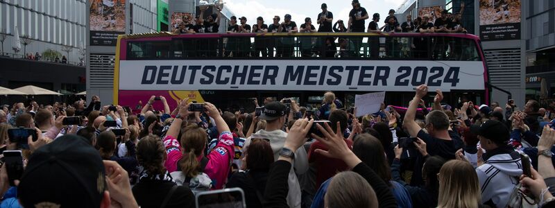 Gelten wieder als Topfavorit: Titelverteidiger Eisbären Berlin - Foto: Paul Zinken/dpa