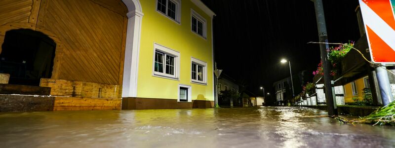 In Österreich helfen Freiwillige beim Befüllen von Sandsäcken. - Foto: Christoph Reichwein/dpa