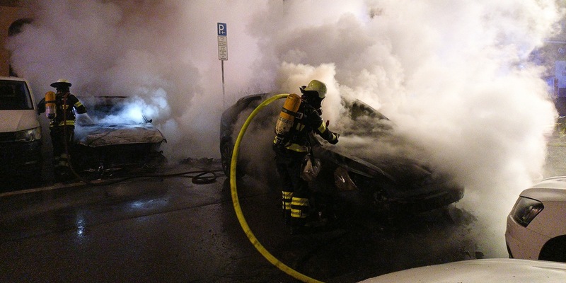 FW-M: Dichter Rauch durch brennende Autos (Isarvorstadt) - Foto: presseportal.de