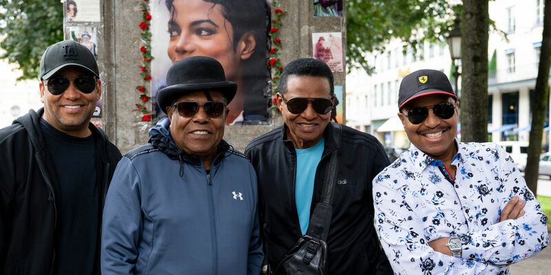 Tito Jackson (Zweiter von links) war mit seinen Brüdern Jackie und Marlon sowie seinem Sohn Taryll erst vor einer Woche in München. (Archivbild) - Foto: Lennart Preiss/dpa