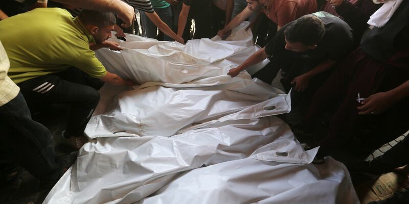 Trauernde Angehörige im Gazastreifen (Archivbild) - Foto: Omar Ashtawy/APA Images/ZUMA Press Wire/dpa