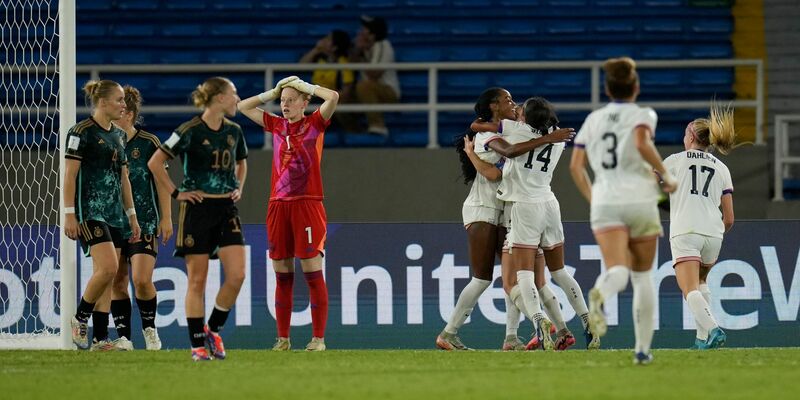 Cora Zicai (Mitte) traf für Deutschland zum 1:0. - Foto: Fernando Vergara/AP/dpa