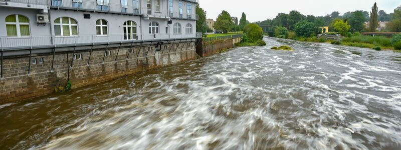 In Deutschland richten sich die Blicke auf die Hochwasserlage in den Nachbarländern.  - Foto: Patrick Pleul/dpa