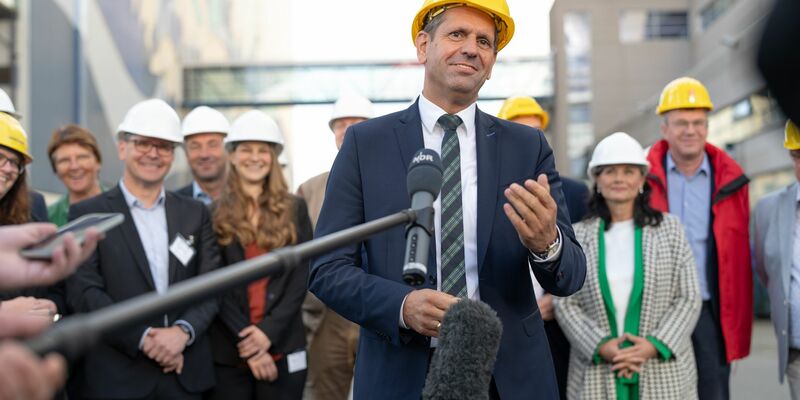 An der Betriebsversammlung nahmen rund 2.500 Beschäftigte teil. - Foto: Izabella Mittwollen/dpa