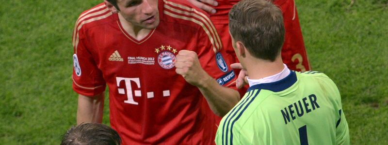 Manuel Neuer (l) nach dem entscheidenden Elfmeter, im Hintergrund jubeln die Chelsea-Profis. - Foto: picture alliance / dpa