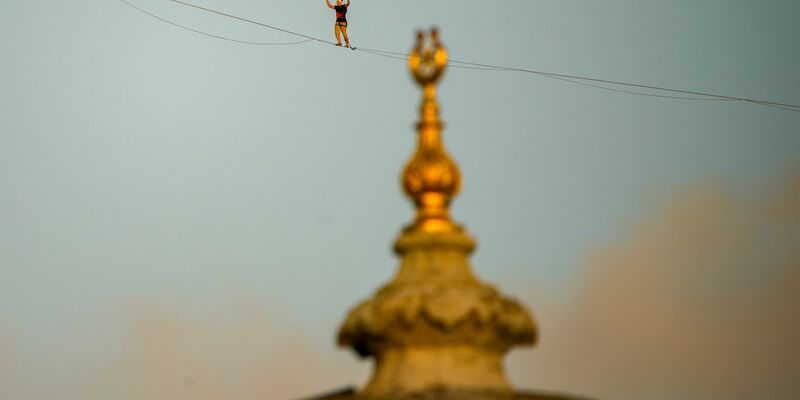 Der estnische Sportler Jaan Roose hatte 165 Meter zu überqueren. - Foto: Emrah Gurel/AP/dpa