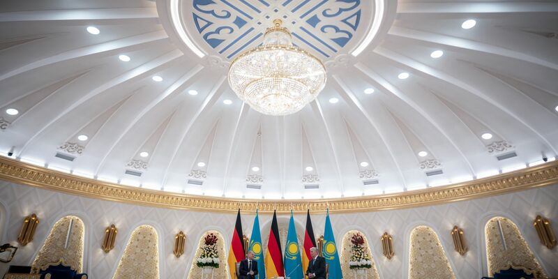 Für Kanzler Scholz ist das zentralasiatische Kasachstan vor allem als Rohstoff-Lieferant interessant. - Foto: Michael Kappeler/dpa